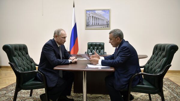 Президент РФ Владимир Путин и президент Татарстана Рустам Минниханов во время встречи