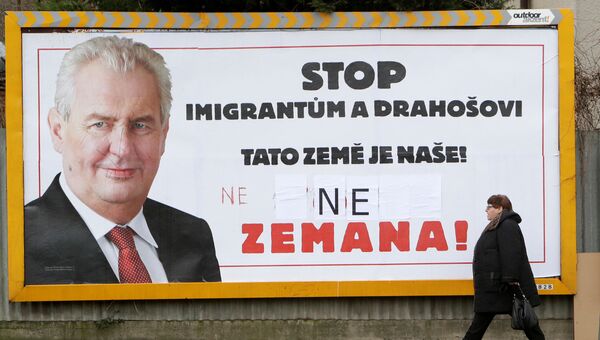 Разрисованный предвыборный плакат Милоша Земана на улице в Праге
