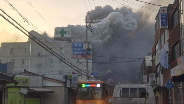 Дым от пожара в больнице имени короля Седжона в городе Мирян, Южная Корея. 26 января 2018 год