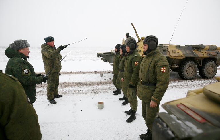 Военнослужащие войск национальной гвардии РФ (Росгвардия) на репетиции парада, который пройдет в 75-ю годовщину победы Сталинградской битвы на Площади павших борцов в Волгограде