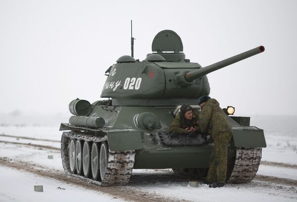 Средний танк Т-34-85 на репетиции парада, который пройдет в 75-ю годовщину победы Сталинградской битвы на Площади павших борцов в Волгограде