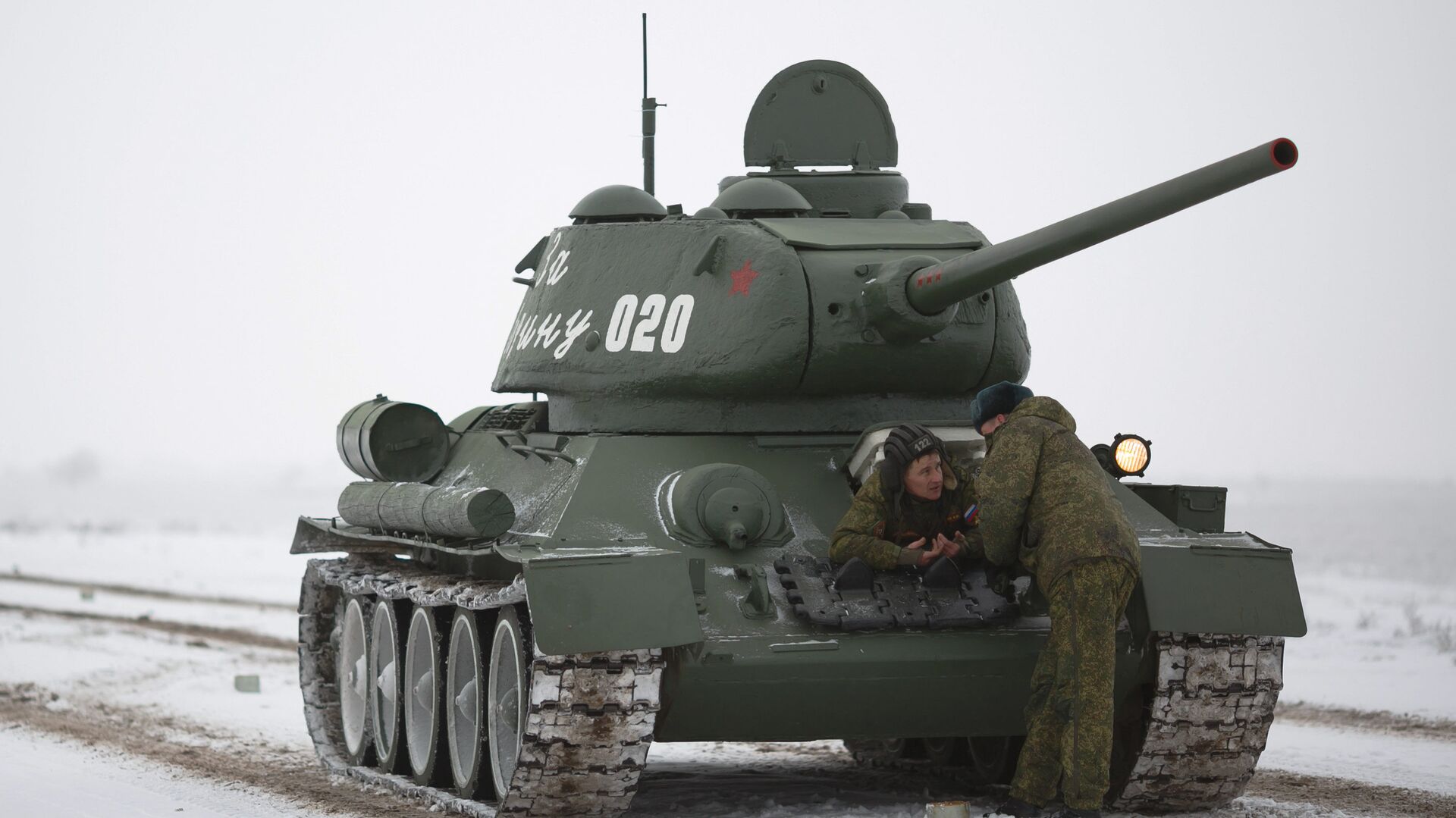 Средний танк Т-34-85 на репетиции парада, который пройдет в 75-ю годовщину победы Сталинградской битвы на Площади павших борцов в Волгограде - РИА Новости, 1920, 07.04.2021