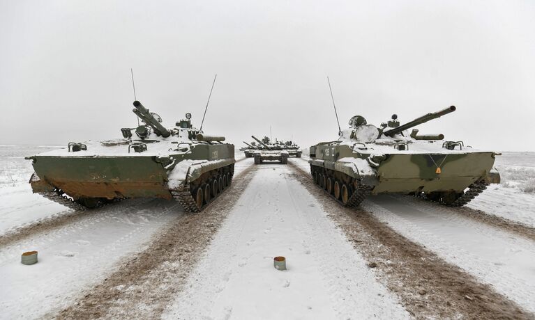 Боевые машины пехоты (БМП-3) на репетиции парада, который пройдет в 75-ю годовщину победы Сталинградской битвы на Площади павших борцов в Волгограде