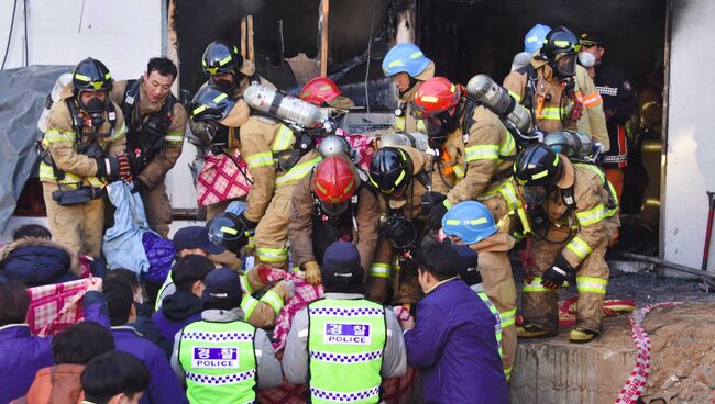 Спасатели на месте пожара в больнице имени короля Седжона в городе Мирян, Южная Корея. 26 января 2018