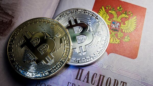 Монеты с логотипом криптовалюты биткоин