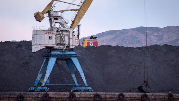 Насыпь угля в северокорейском порте Раджин