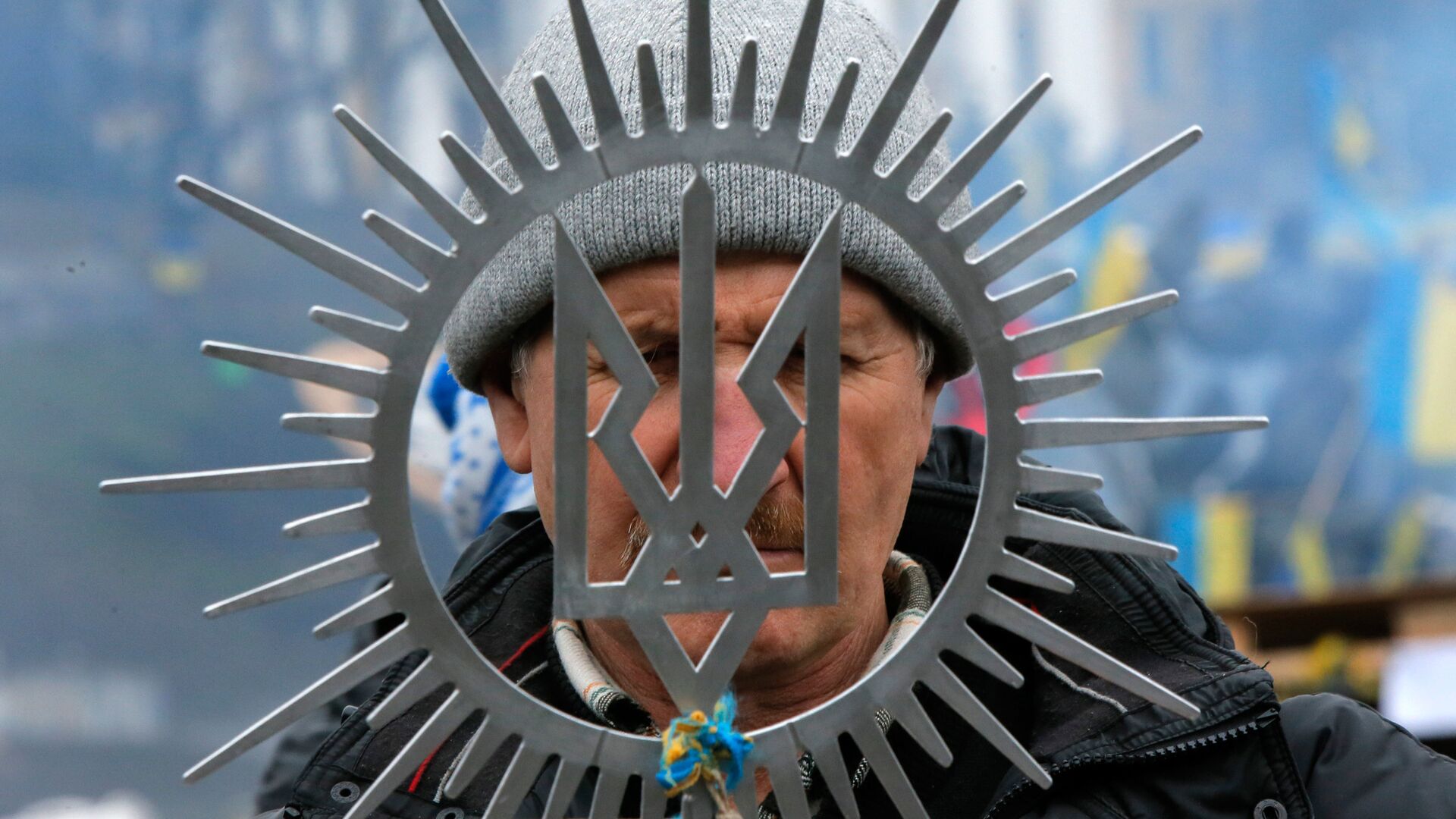 Мужчина с гербом Украины в Киеве - РИА Новости, 1920, 19.02.2021