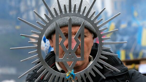 Мужчина с гербом Украины в Киеве