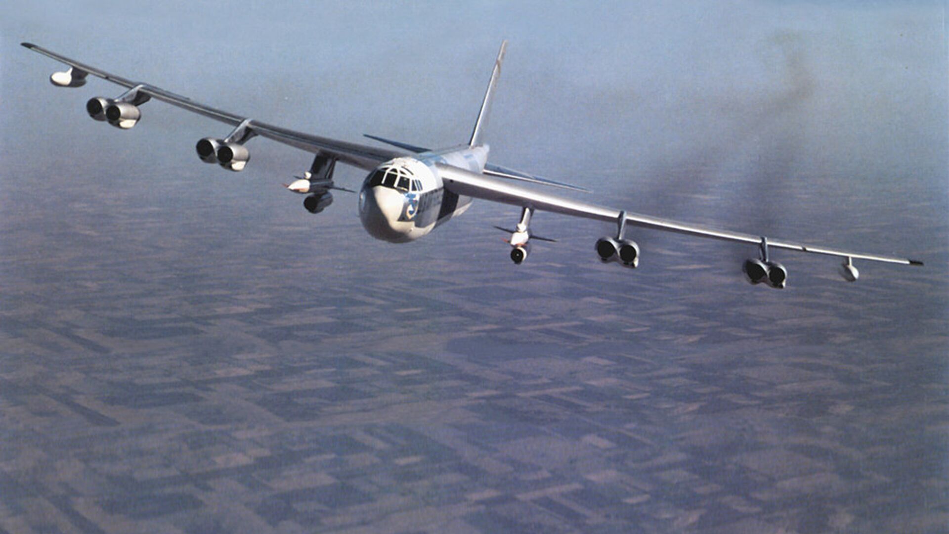 Американский стратегический бомбардировщик B-52 с крылатыми ракетами AGM-28 “Hound Dog” на борту - РИА Новости, 1920, 04.08.2022