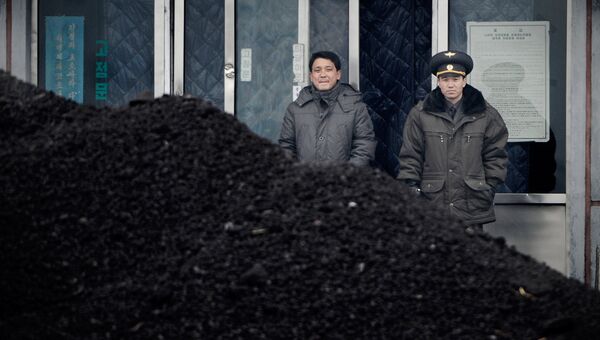 Насыпь угля в районе границы Северной Кореи и Китая