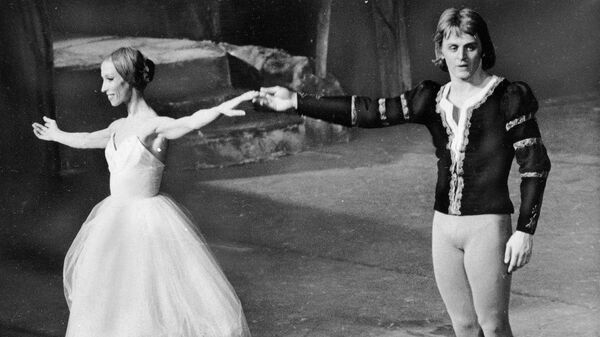 Наталья Макарова и Михаил Барышников в сцене из балета Жизель в Нью-Йорке