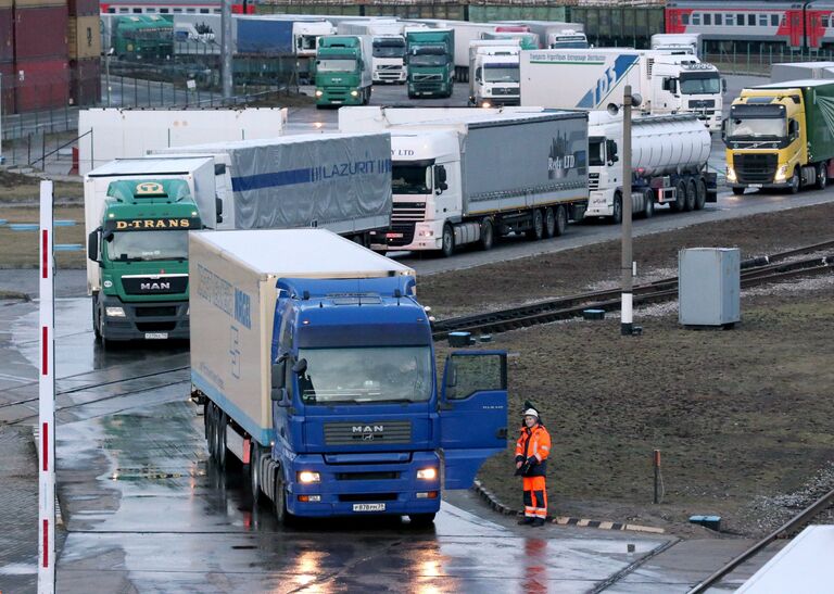 Автопоезда на накопительной площадке ожидания парома Петербург в порту Балтийска (Калининградская область) перед отправкой в первый рейс в Засниц (Германия) Автопоезда на накопительной площадке ожидания парома Петербург в порту Балтийска (Калининградская область) перед отправкой в первый рейс в Засниц (Германия)