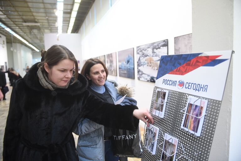 Посетители V общероссийского фестиваля природы Первозданная Россия в Центральном доме художника в Москве