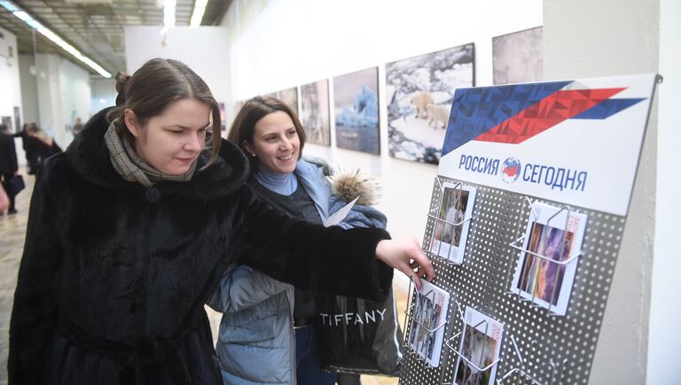 Посетители V общероссийского фестиваля природы Первозданная Россия в Центральном доме художника в Москве