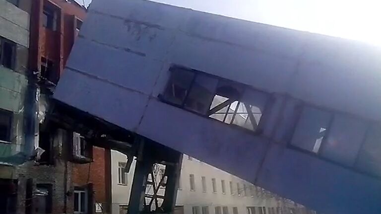 В Стерлитамаке обрушился переход между домом и брошенным заводом В Стерлитамаке обрушился переход между домом и брошенным заводом