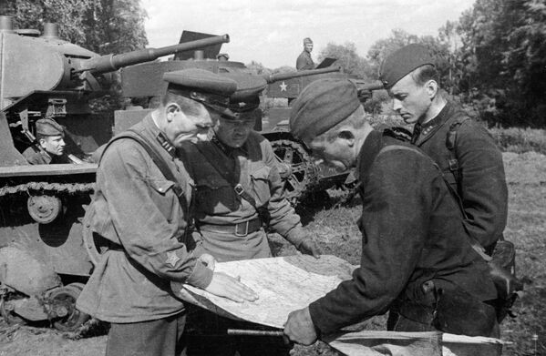 Командиры подразделений 64-й армии Сталинградского фронта сверяют маршрут