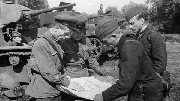 Командиры подразделений 64-й армии Сталинградского фронта сверяют маршрут