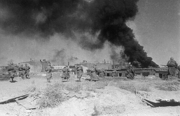 Советские пехотинцы ведут ожесточенный бой в районе завода Баррикады