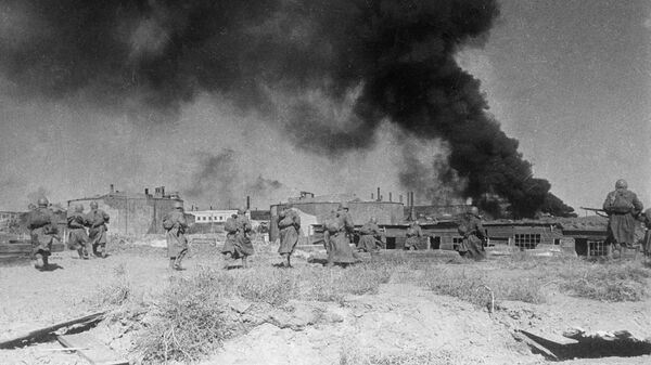 Советские пехотинцы ведут ожесточенный бой в районе завода Баррикады