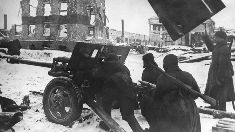 Советские артиллеристы во время одного из уличных боев в Сталинграде. Ноябрь 1942 года. Великая Отечественная война 1941-1945 гг. Из фонда Центрального музея Вооруженных Сил СССР в Москве