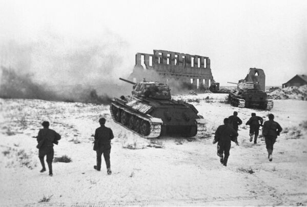 Советские бойцы атакуют немецкий опорный пункт. Великая Отечественная война (1941-1945)