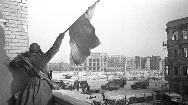 Великая Отечественная война 1941-1945 гг. Красный флаг над площадью Павших борцов, освобожденного Сталинграда. Архивное фото
