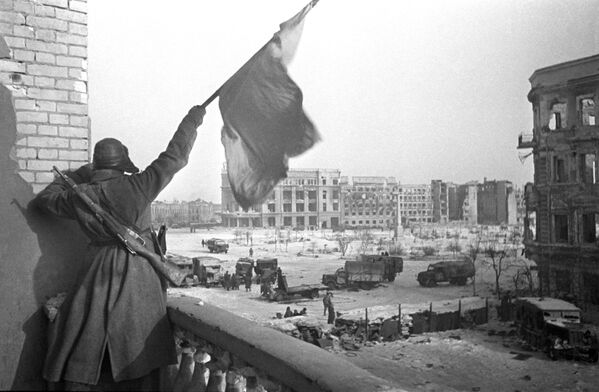 Великая Отечественная война 1941-1945 гг. Красный флаг над площадью Павших борцов, освобожденного Сталинграда