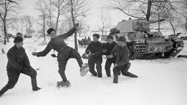 Русский солдат, примеряет на себя лапти, которые солдаты немецкой армии делали себе, чтобы спастись от холода. Сталинградский фронт