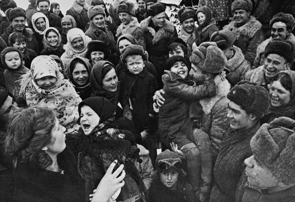 Великая Отечественная война 1941-1945 гг. Население Сталинграда встречает освободителей