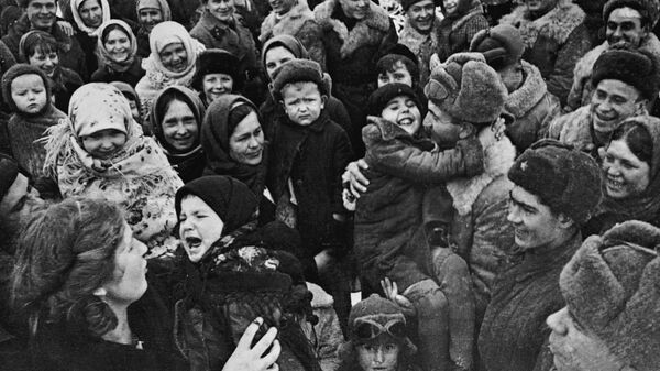 Великая Отечественная война 1941-1945 гг. Население Сталинграда встречает освободителей