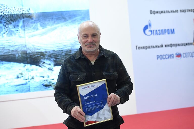 Фотограф-натуралист Валерий Мосейкин с дипломом МИА Россия сегодня за весомый вклад в развитие и популяризацию природной фотографии России на фестивале природы Первозданная Россия Фотограф-натуралист Валерий Мосейкин с дипломом МИА Россия сегодня за весомый вклад в развитие и популяризацию природной фотографии России на фестивале природы Первозданная Россия