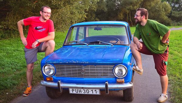 Филип Вогел и Петр Явурек у автомобиля ВАЗ-2101, на котором они совершили кругосветное путешествие