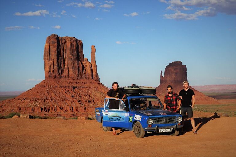 Филип Вогел, Петр Явурек и их друг во время поездки по Аризоне, США Филип Вогел, Петр Явурек и их друг во время поездки по Аризоне, США