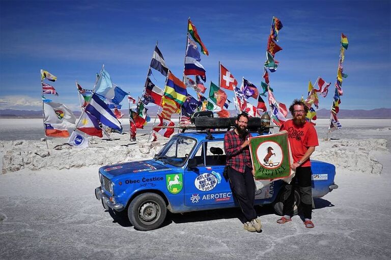 Филип Вогел и Петр Явурек у автомобиля ВАЗ-2101, на котором они совершили кругосветное путешествие Филип Вогел и Петр Явурек у автомобиля ВАЗ-2101, на котором они совершили кругосветное путешествие