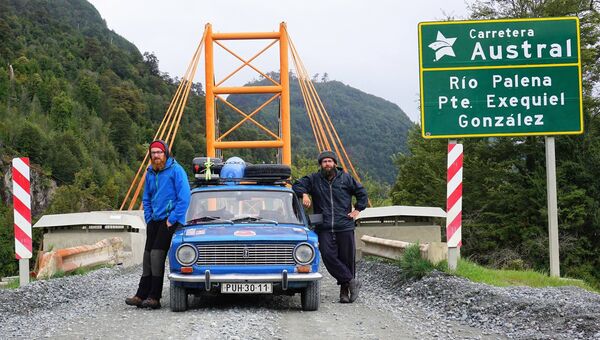 Филип Вогел и Петр Явурек у автомобиля ВАЗ-2101 во время путешествия по Южной Америке