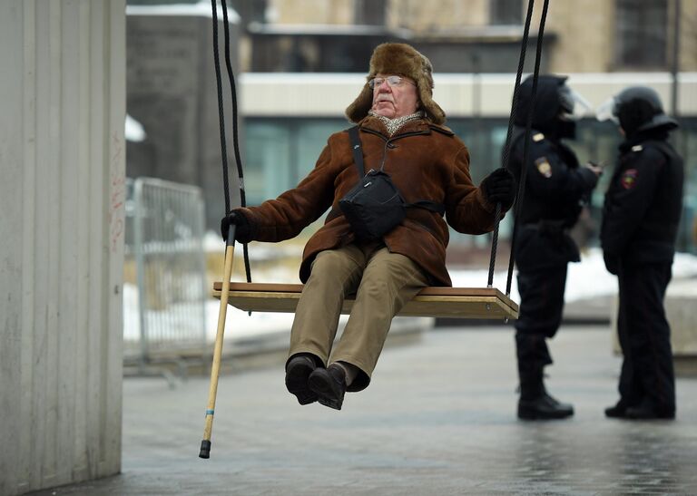 Мужчина на качелях перед началом несанкционированной акции в Москве в рамках Забастовки избирателей. 28 января 2018