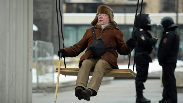 Мужчина катается на качелях перед началом несанкционированной акции в Москве в рамках Забастовки избирателей. 28 января 2018
