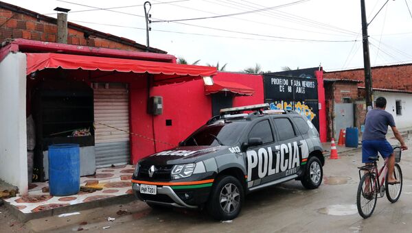 Полиция около клуба в бразильской Форталезе, где произошла перестрелка. 27 января 2018
