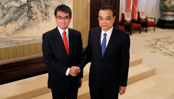 Министр иностранных дел Японии Таро Коно и премьер-министр Китая Ли Кэцян в Пекине. 28 января 2018