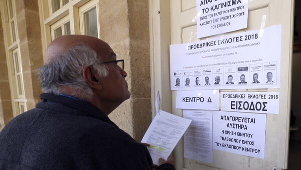 Мужчина на избирательном участке в Никосии, Кипр. 28 января 2018