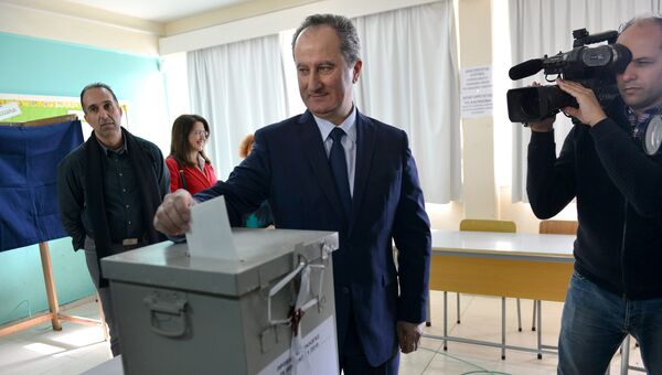 Представитель коммунистической партии АКЕЛ Ставрос Малас на избирательном участке в Никосии, Кипр. 28 января 2018