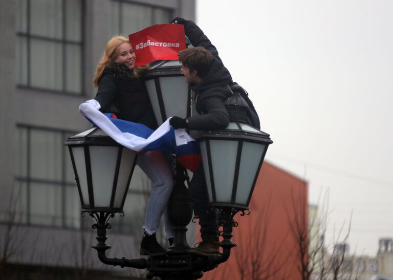Участники несанкционированной акции на Пушкинской площади в Москве в рамках Забастовки избирателей