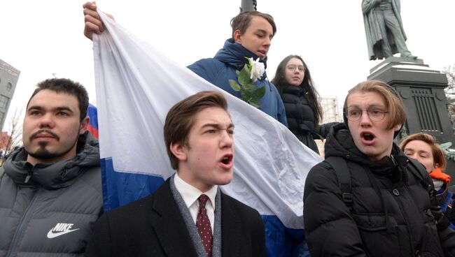 Участники несанкционированной акции на Пушкинской площади в Москве в рамках Забастовки избирателей