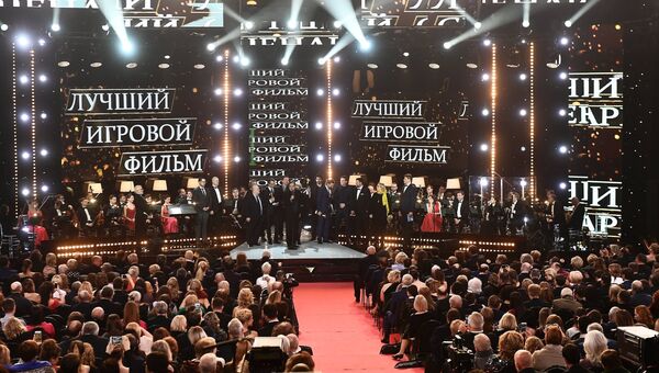 Победители в номинации Лучший фильм создатели фильма Салют-7 на церемонии вручения кинопремии Золотой орел. 26 января 2018