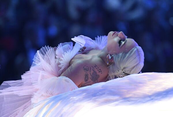 Леди Гага во время выступления на 60-й церемонии Грэмми. 28 января 2018 года