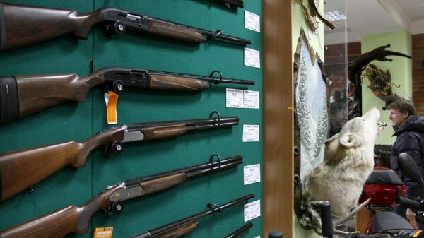 Образцы оружия на витрине оружейного магазина. Архивное фото
