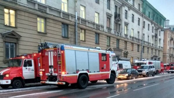 Пожарные машины около Военно-космической академии имени Можайского в Санкт-Петербурге, где произошел пожар. 29 января 2018