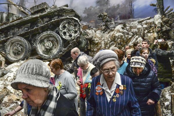 Посетители в экспозиции трехмерной панорамы битвы за Ленинград в январе 1943 года Прорыв на территории Кировского музея-заповедника Прорыв блокады Ленинграда Посетители в экспозиции трехмерной панорамы битвы за Ленинград в январе 1943 года Прорыв на территории Кировского музея-заповедника Прорыв блокады Ленинграда