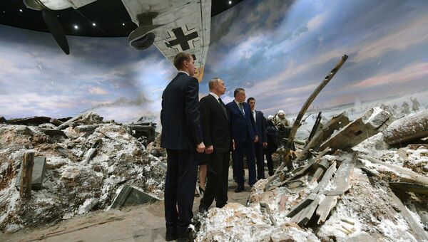 Президент РФ Владимир Путин во время осмотра панорамы Прорыв