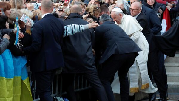 Папа римский Франциск после встречи с прихожанами украинской греко-католической церкви в соборе святой Софии в Риме. 28 января 2018